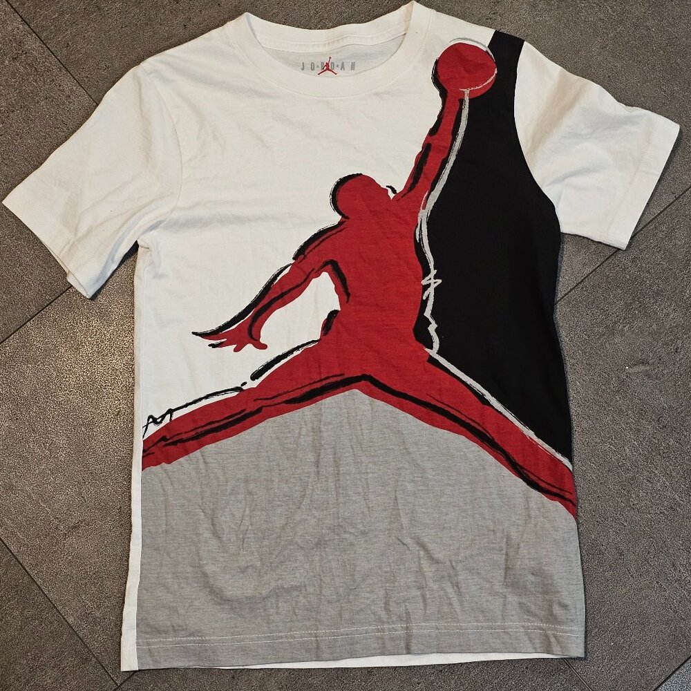 Jordan Size M 10-12  Boys white Black/Red Short Sleeve Graphic T-Shirt EUC